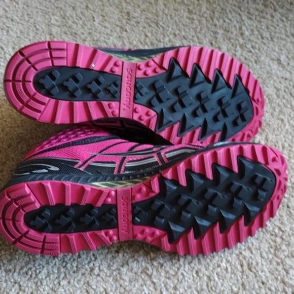 Saucony Progrid Outlaw Size 10 Black/ Pink Sneaker - Picture 3 of 5
